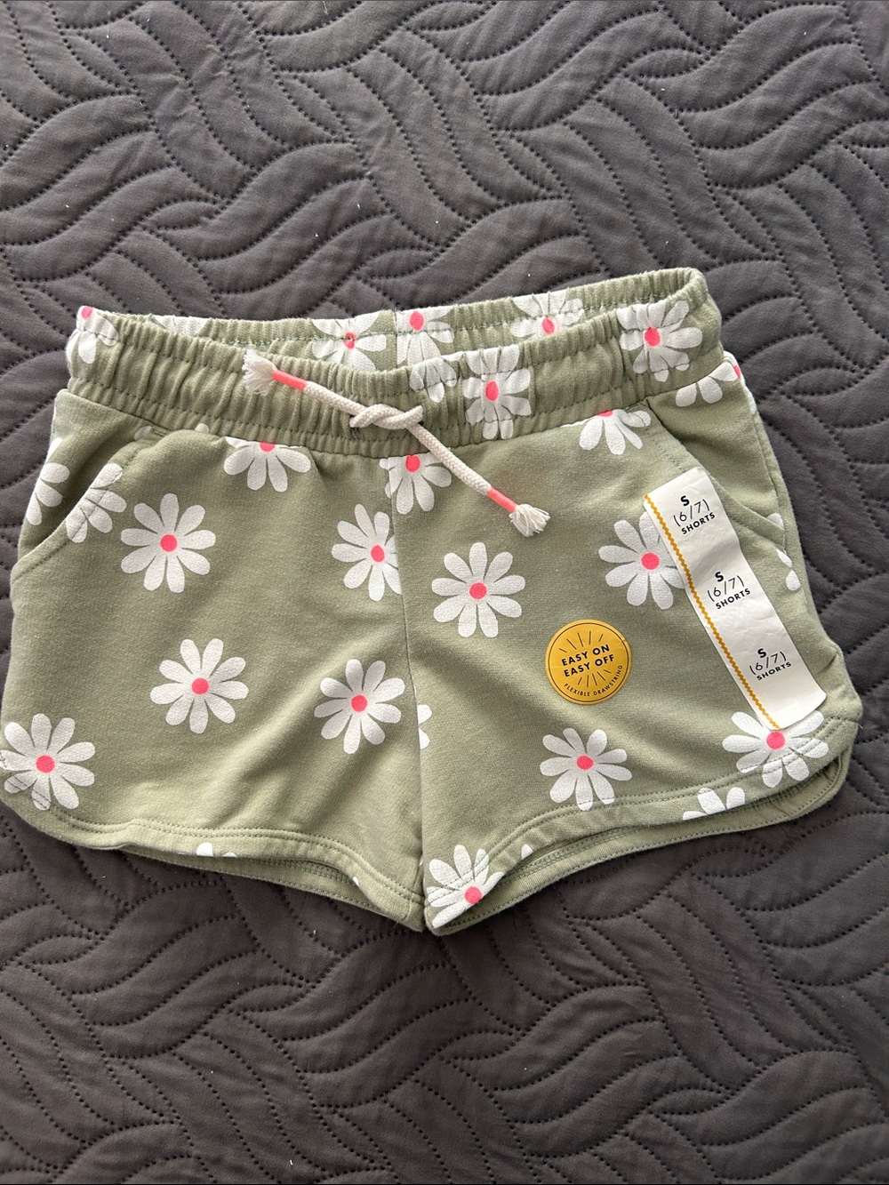 NWT - Green Daisy 🌼 Print Shorts